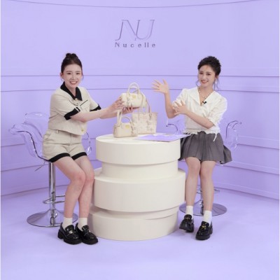 沈月“入职”纽芝兰担任“包包星推官”，梦幻联动掀起直播热潮