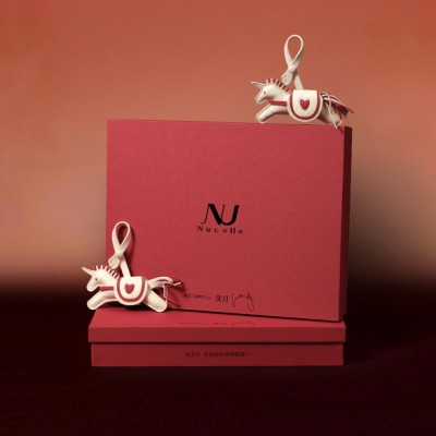 纽芝兰携手代言人沈月发布马年限定礼盒：以“幸运加「马」”开启新年美好篇章