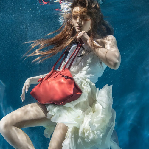 McQueen发布Manta手袋专属广告大片